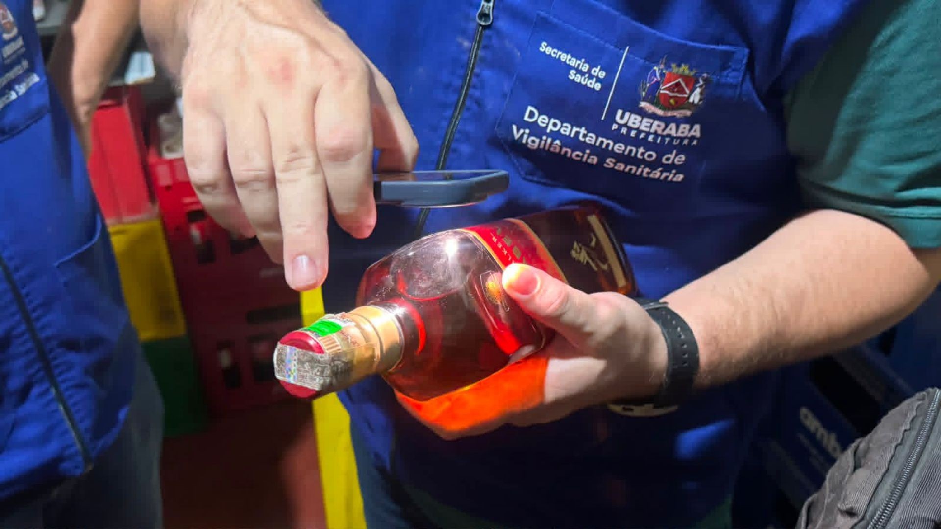 Bar conhecido como 'Inferninho' é interditado e dono é preso por armazenar bebidas falsificadas em Uberaba