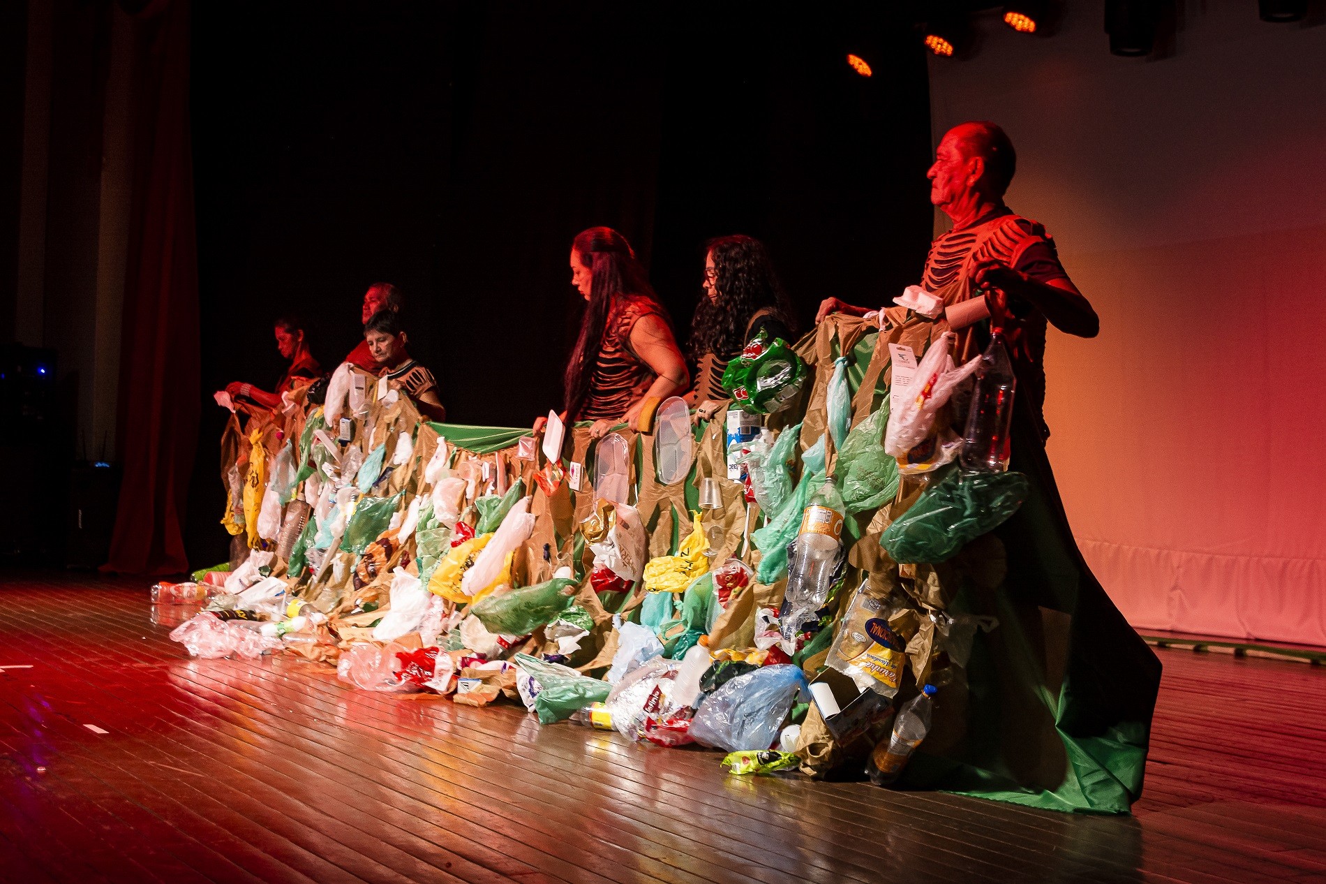 'E Depois do Irurá…' emociona público com poesia e denúncia sobre o meio ambiente na 35ª Mostra de Teatro de Santarém