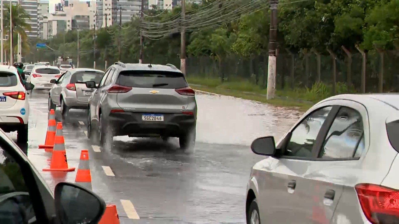 Adutora se rompe, alaga trecho da avenida Dante Michelini e complica trânsito em Vitória