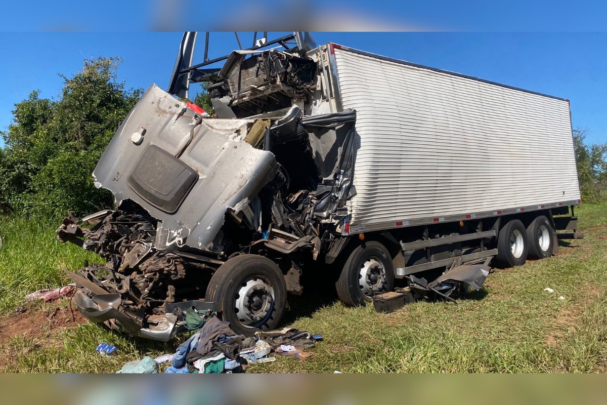 Motorista morre após caminhão bater na traseira de carreta em rodovia no interior de SP