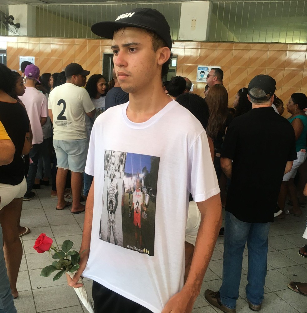 Em despedida de vítima de acidente com ônibus, mãe veste camisa de futebol  que era do filho de 15 anos, Rio de Janeiro