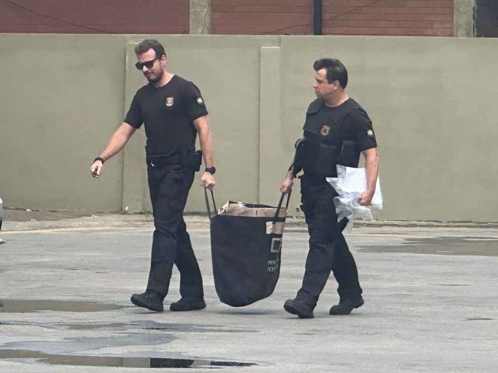 Policiais federais deixam sede da Braskem com malotes cheios de documentos  — Foto: Nick Marone/TV Gazeta