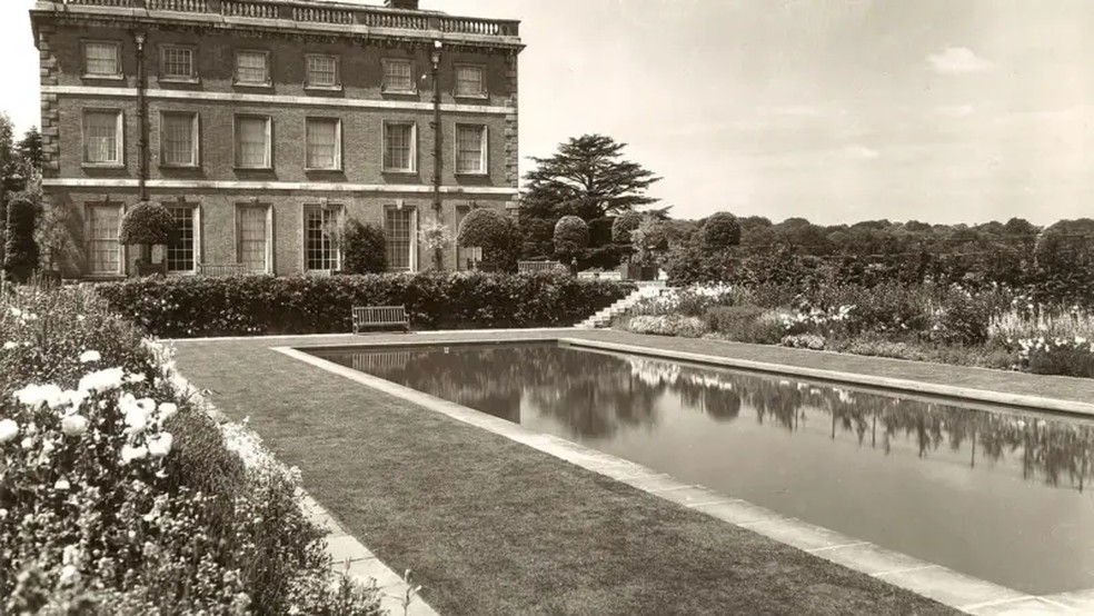 Nos jardins, os aparelhos de gravação foram escondidos entre as plantas e atrás das árvores — Foto: Houghton Hall
