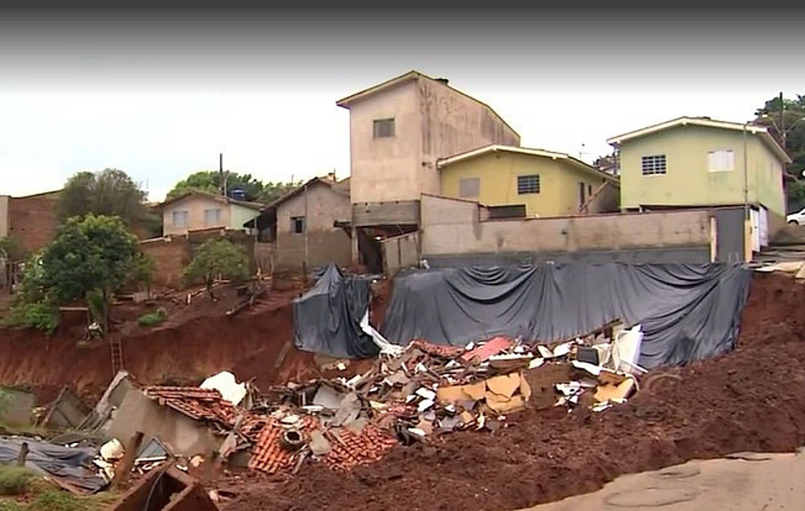 Famílias aguardam por indenização 6 anos após cratera engolir casas em Monte Belo