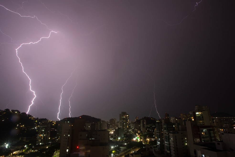 Raios foram registrados na noite desta sexta-feira (1°), durante temporal no Espírito Santo. — Foto: Vitor Jubini