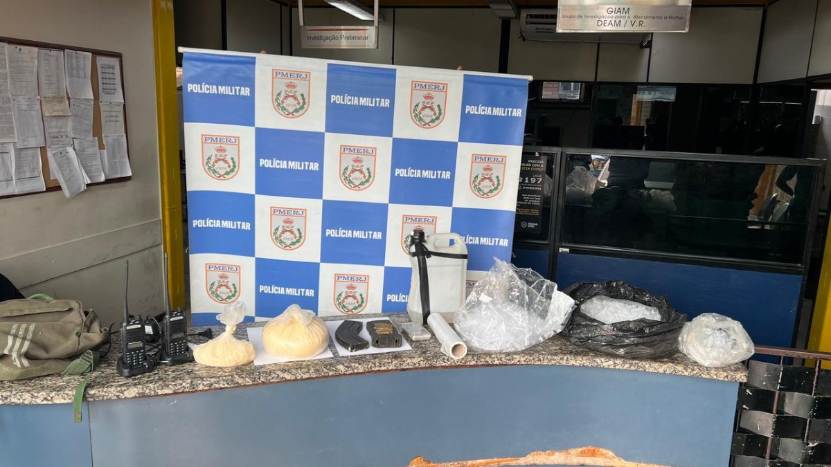 Cerca de 3 kg de cocaía e carregadores de fuzil são apreendidos em Barra Mansa