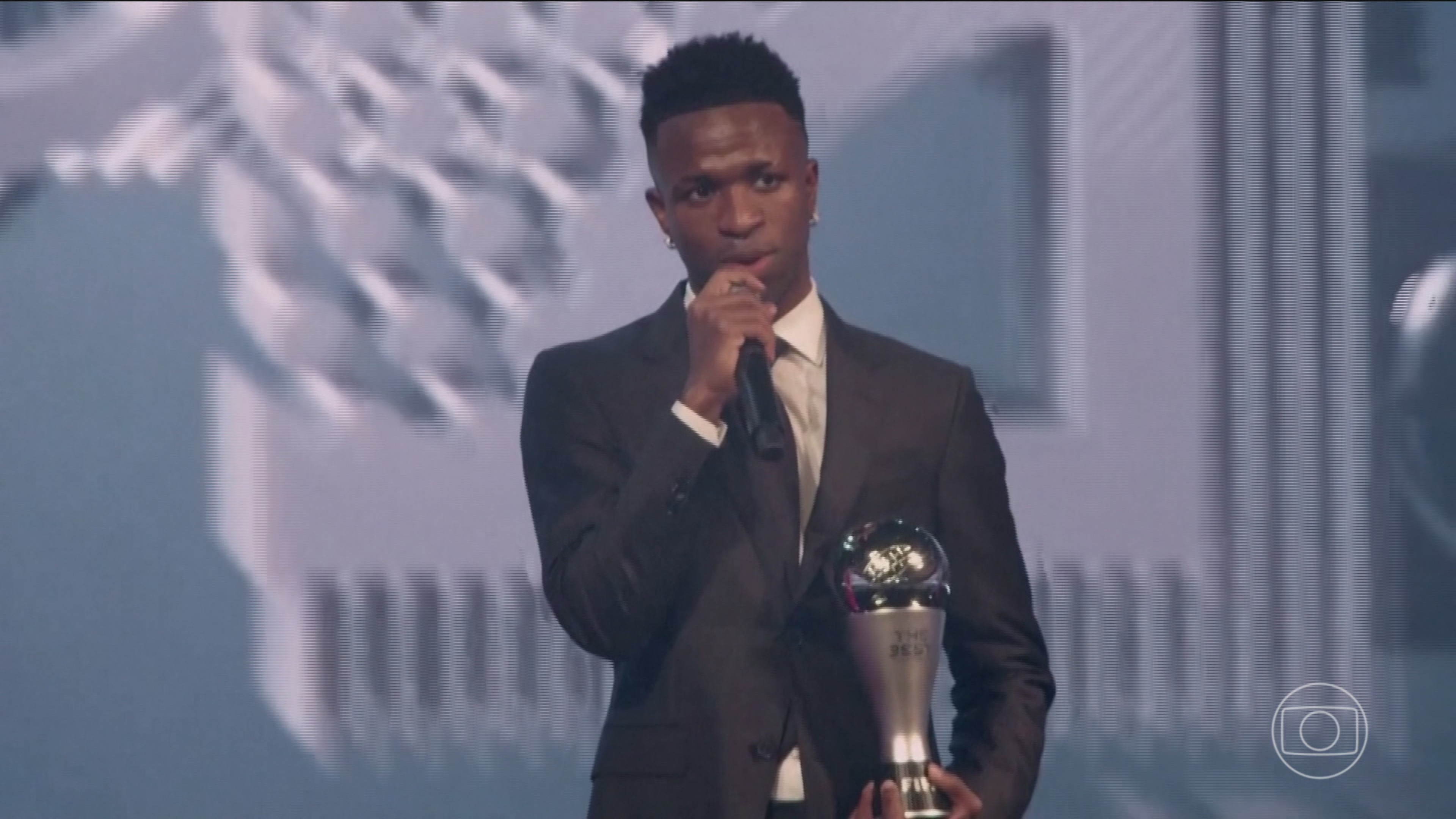 Fifa elege Vini Jr. o melhor jogador do mundo em cerimônia que premiou outros brasileiros