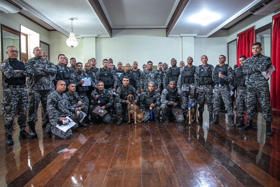 Policiais homenageados e os cães — Foto: Divulgação/PMERJ
