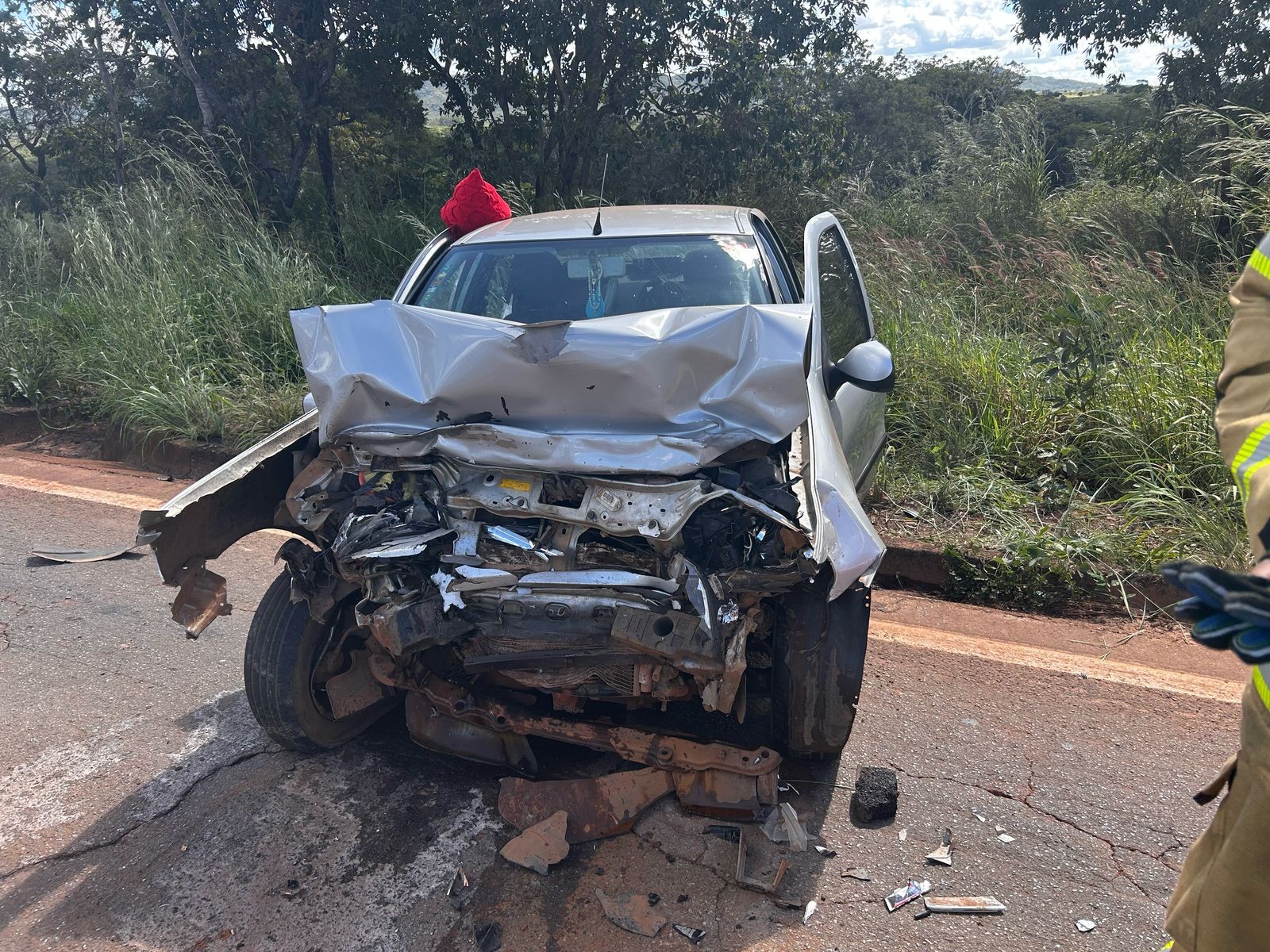 Pai e filha ficam feridos em batida entre carros na LMG-628
