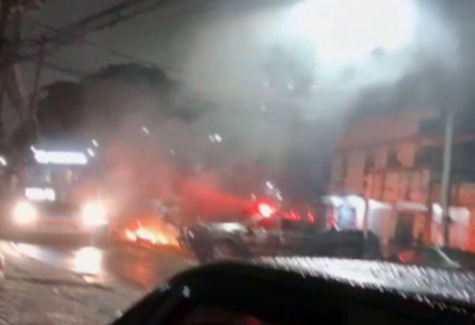 Milícia e tráfico voltam a se enfrentar em Jacarepaguá; madrugada teve tiroteio e barricada no acesso à Linha Amarela