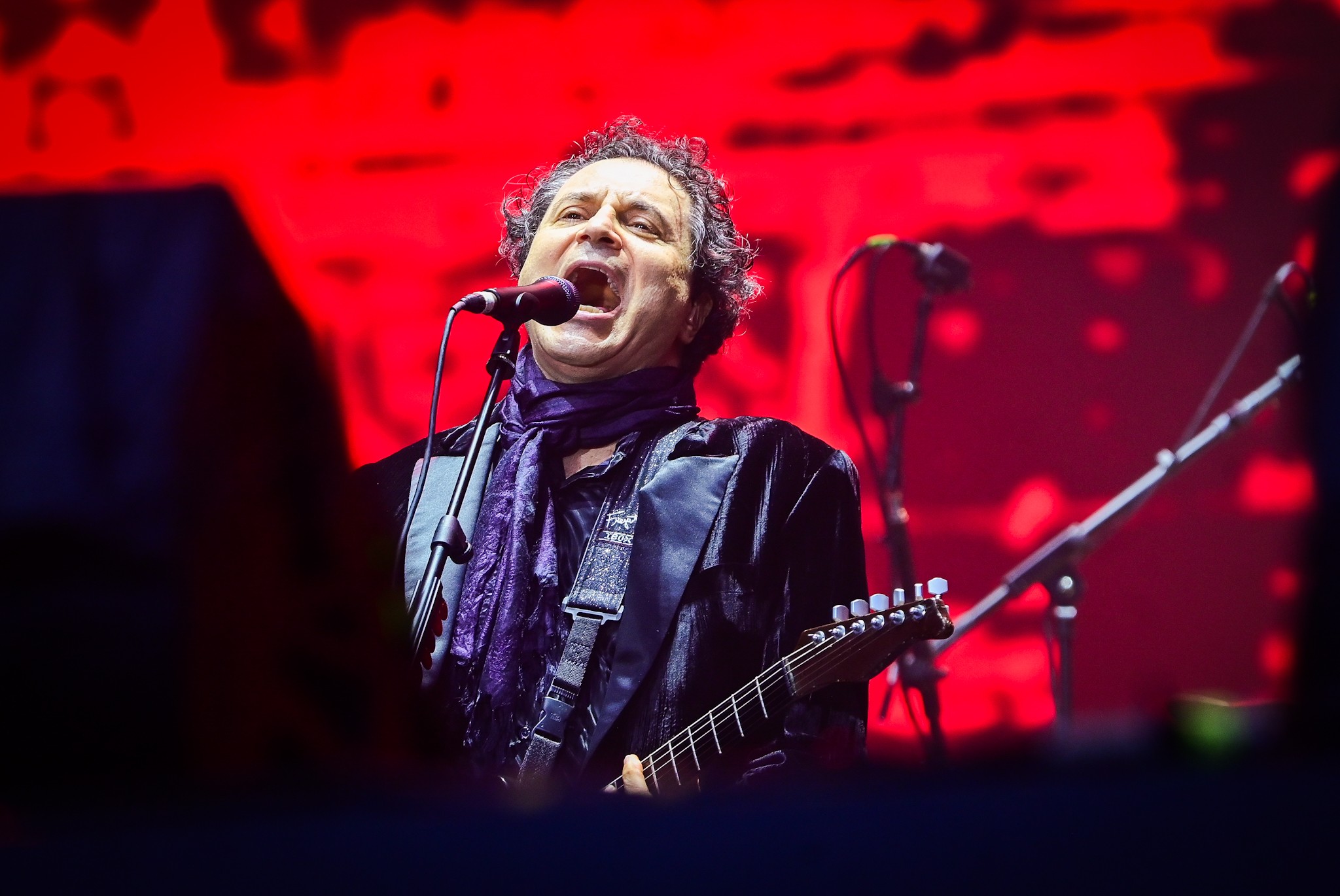 Barão Vermelho homenageia Cazuza e levanta público jovem que aguardava as primeiras atrações pop do festival