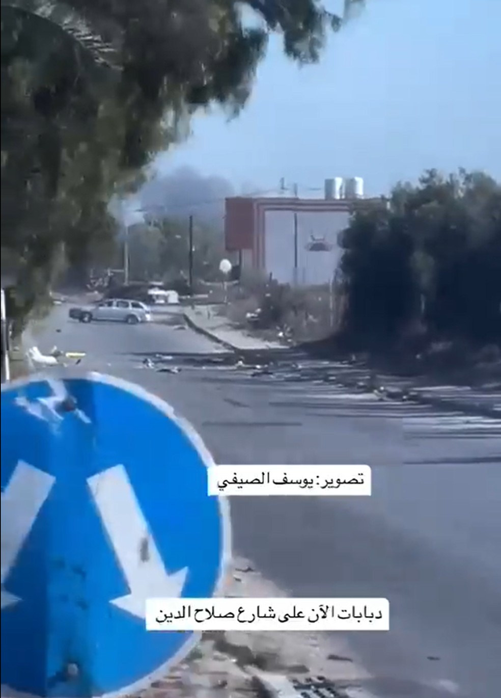 Frame de vídeo mostra momento em que carro tenta desviar de tanque de guerra em estrada de Gaza — Foto: Reprodução/Redes sociais