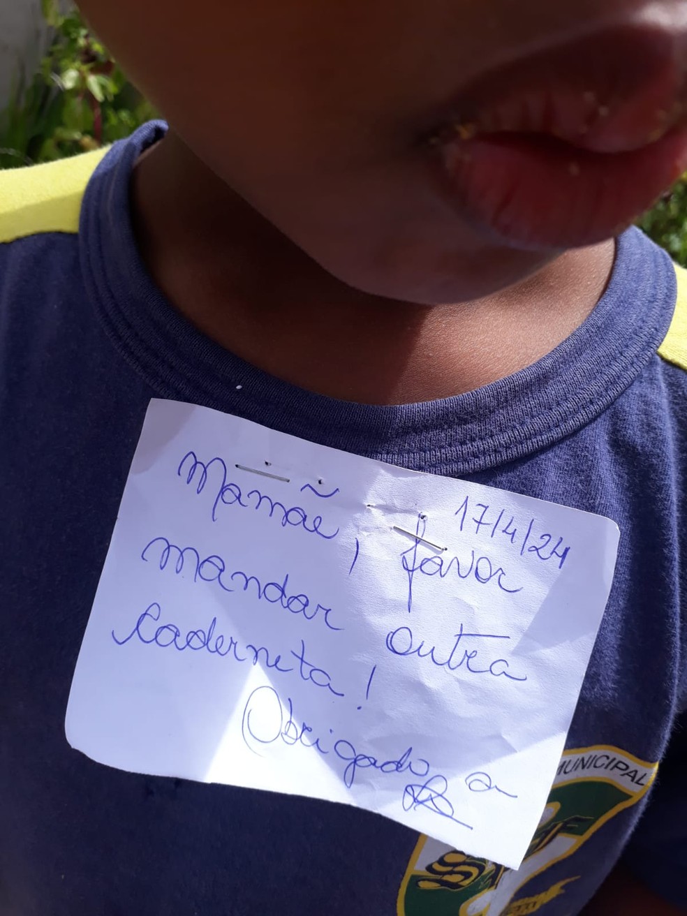 Professora grampeia bilhete em camisa de criança de 5 anos em Nova Friburgo — Foto: Foto:Jennifer Kelly Silva