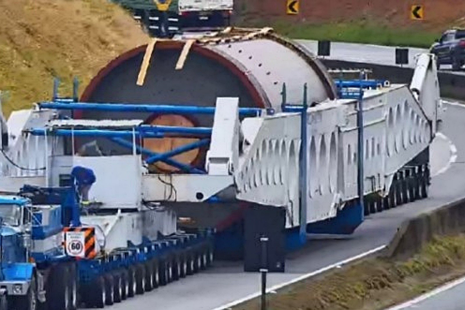 Em estrutura menor, carga de 210 t que estava em megacarreta deve seguir para GO no sábado