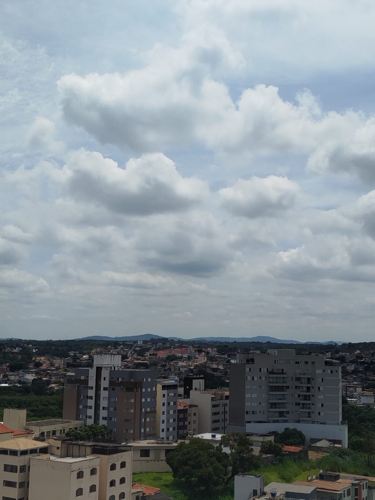 Julho começa com aumento na temperatura e chuvas em Divinópolis e região