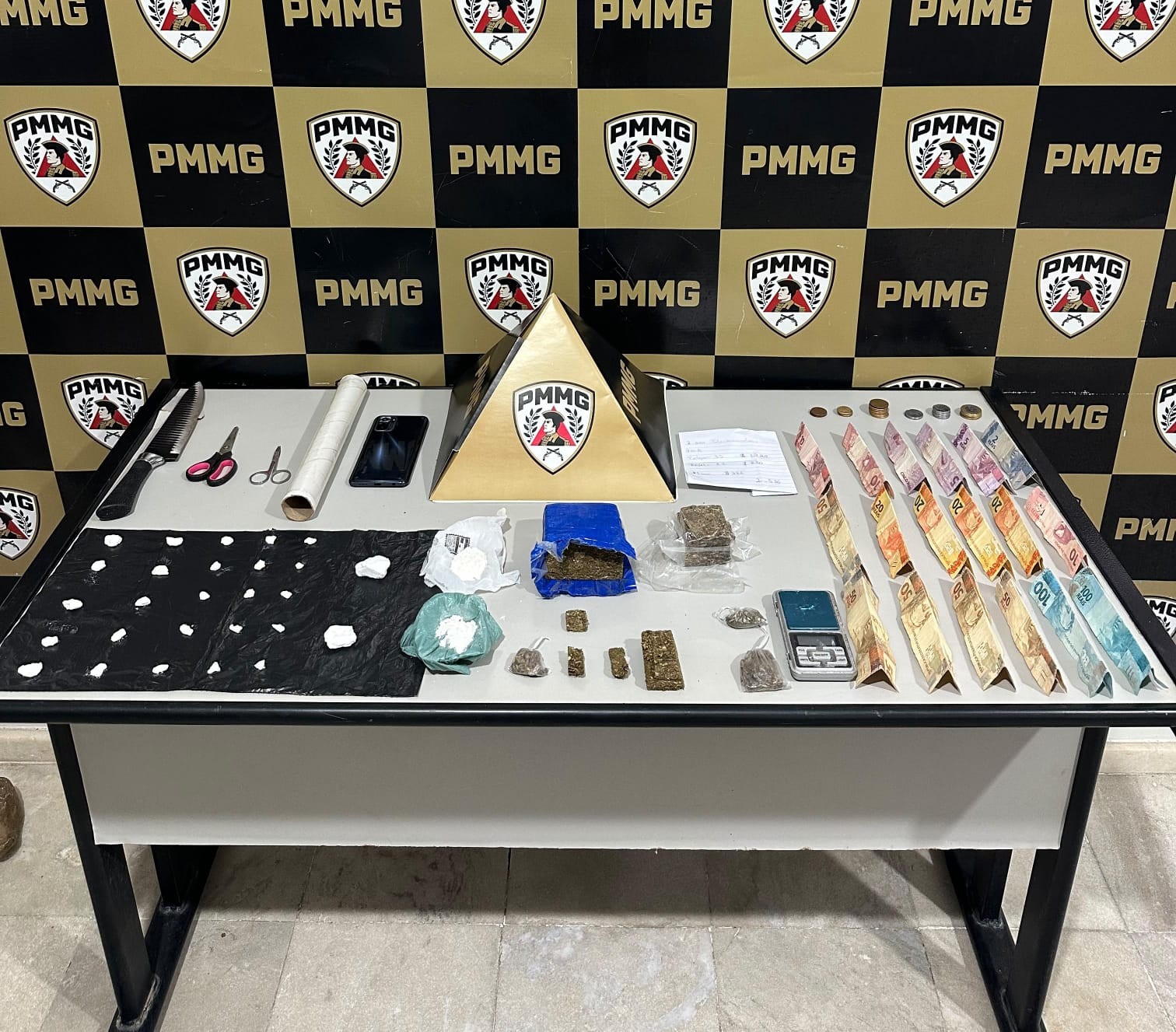 Homem tenta trancar portão com cadeado para evitar abordagem da PM e é preso por tráfico em MG