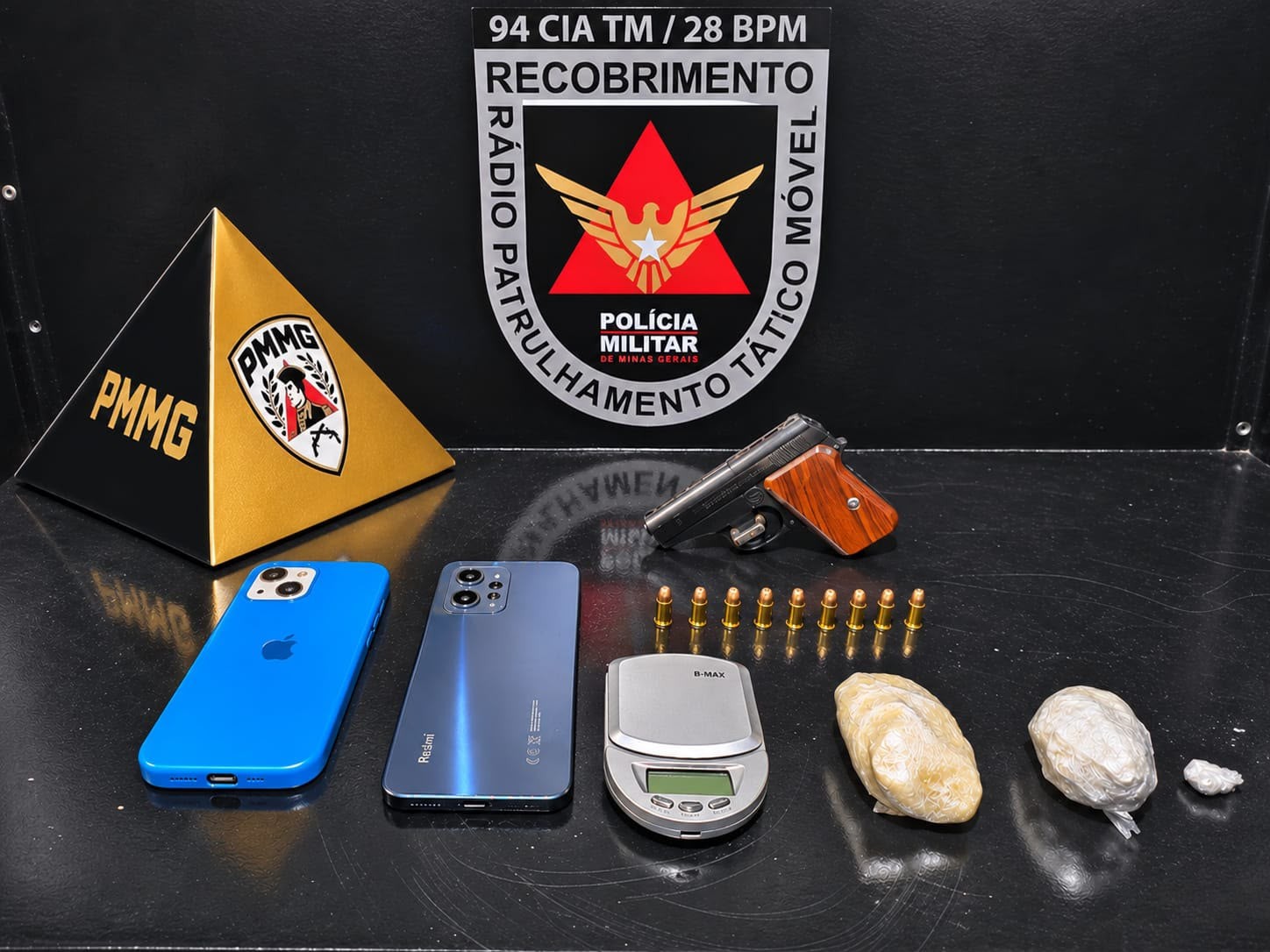 PM suspeita de comportamento de motociclista e apreende drogas e pistola em Unaí