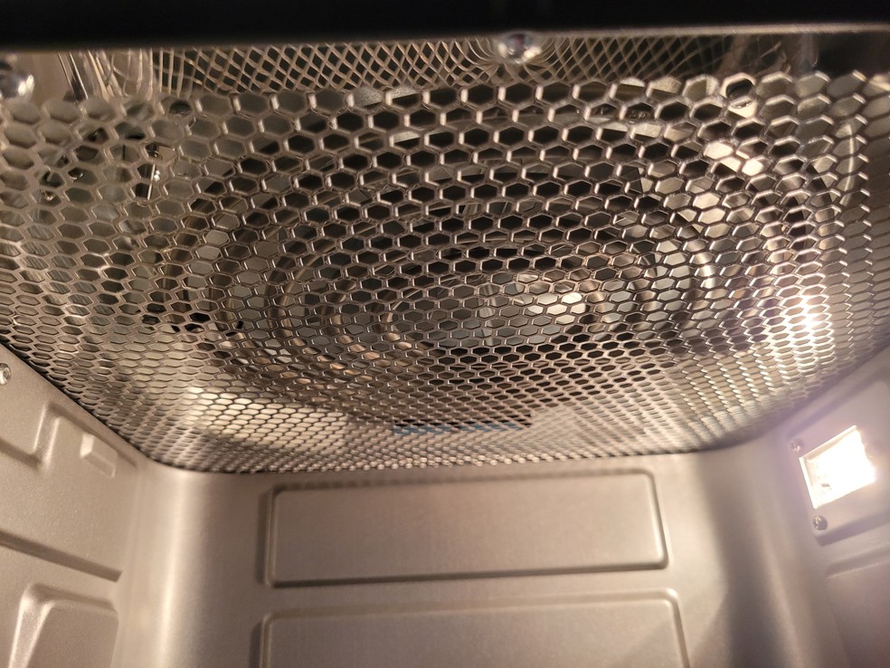 Resistência protegida por aço inoxidável da Arno Oven e Grill. — Foto: Laís Ribeiro