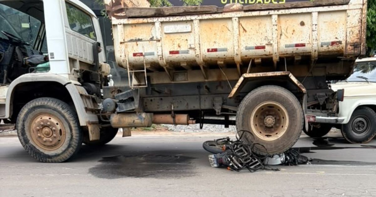 Motoboy ultrapassa táxi, perde controle da moto e morre em batida com caminhão em MG