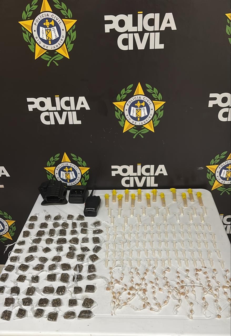 Dois jovens são presos por envolvimento com o tráfico de drogas em Barra Mansa