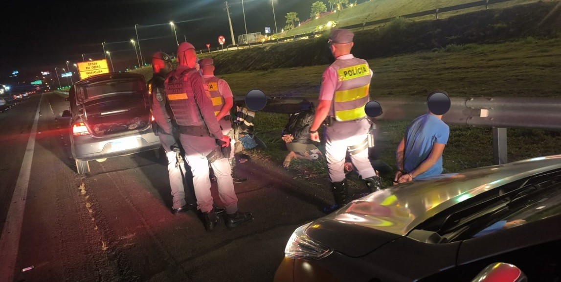 Grupo é preso com arma, dinheiro, celulares e placas de veículos após fuga em pedágio de Campinas