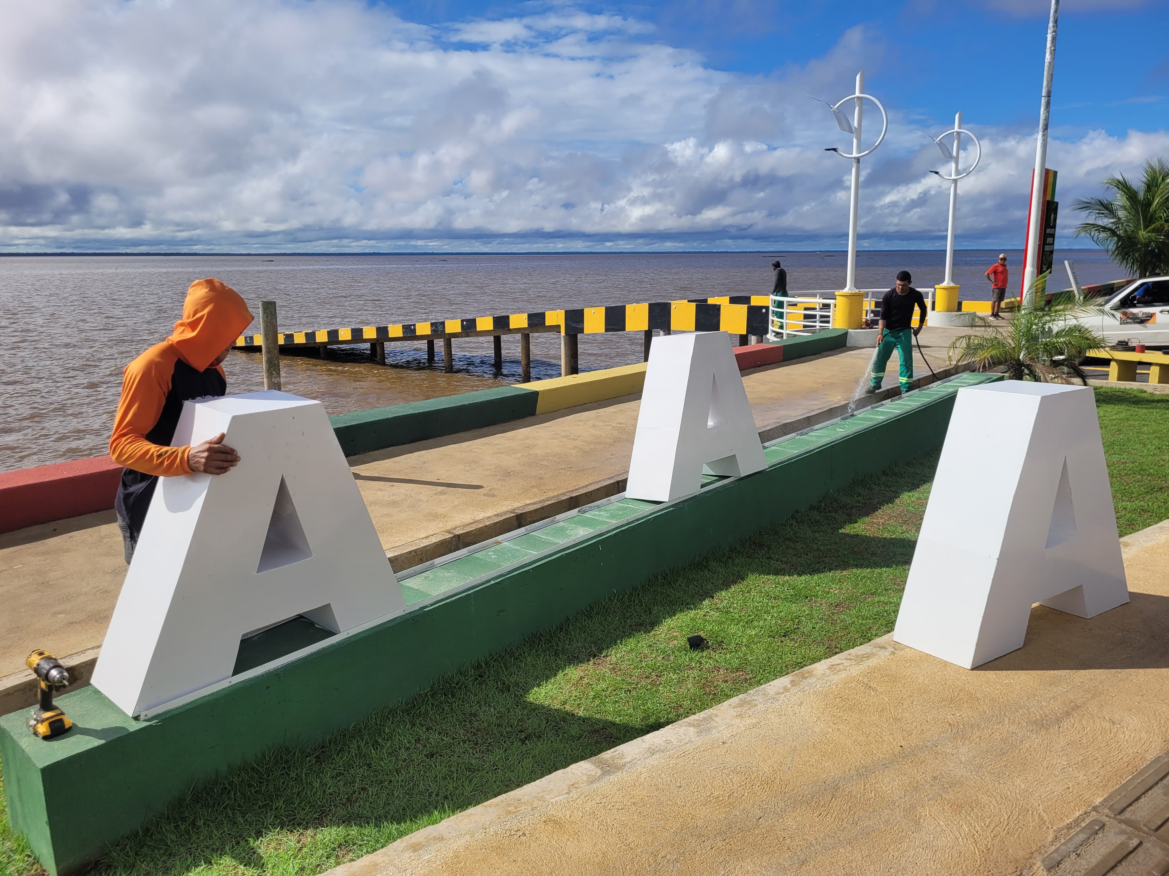 Letreiro 'Eu amo Rio Amazonas', na Orla de Macapá 'desaparece' e retorna no dia seguinte