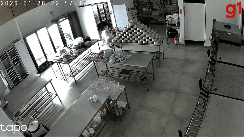 Ladrão é flagrado engatinhando para furtar estabelecimento no interior de SP; veja VÍDEO