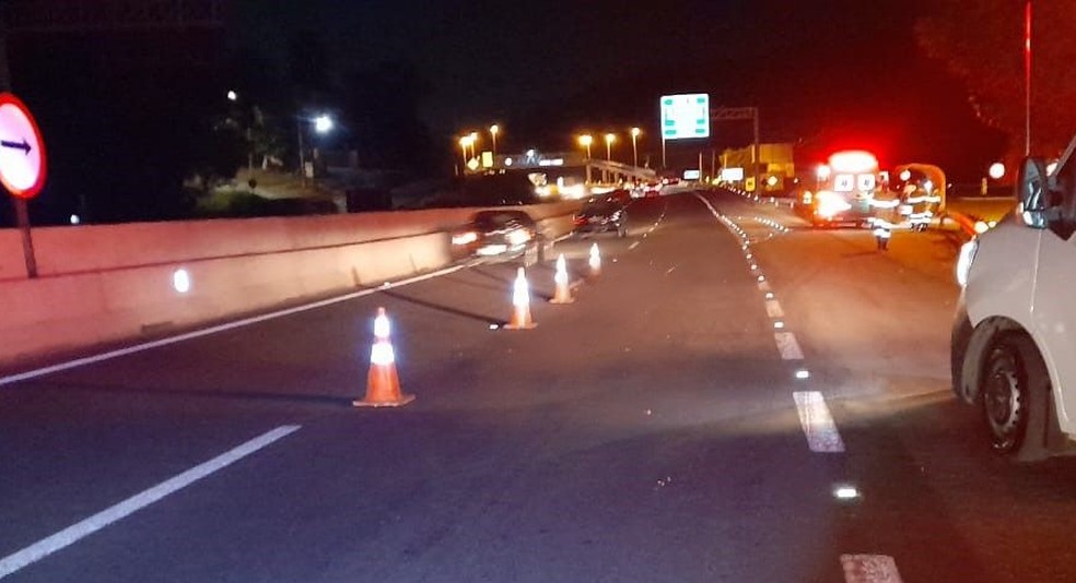 Parte da rodovia precisou ser interditada para atender as vítimas — Foto: Artesp/Divulgação