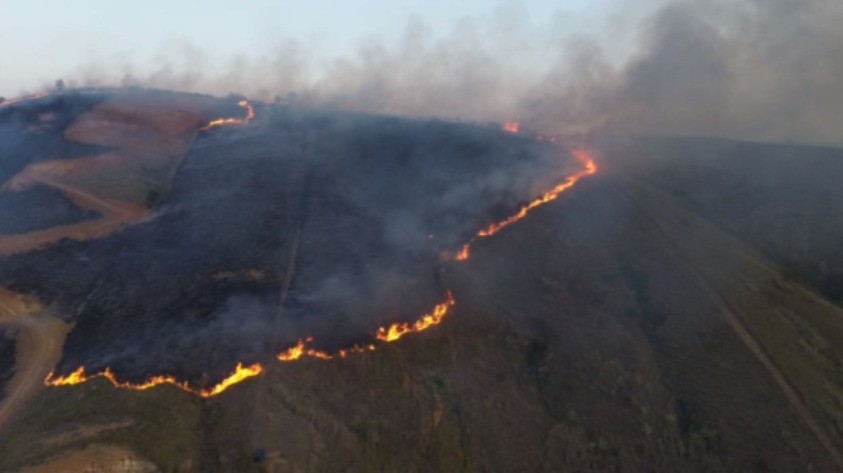 Paraíba do Sul sofre com incêndio em área de vegetação há três dias