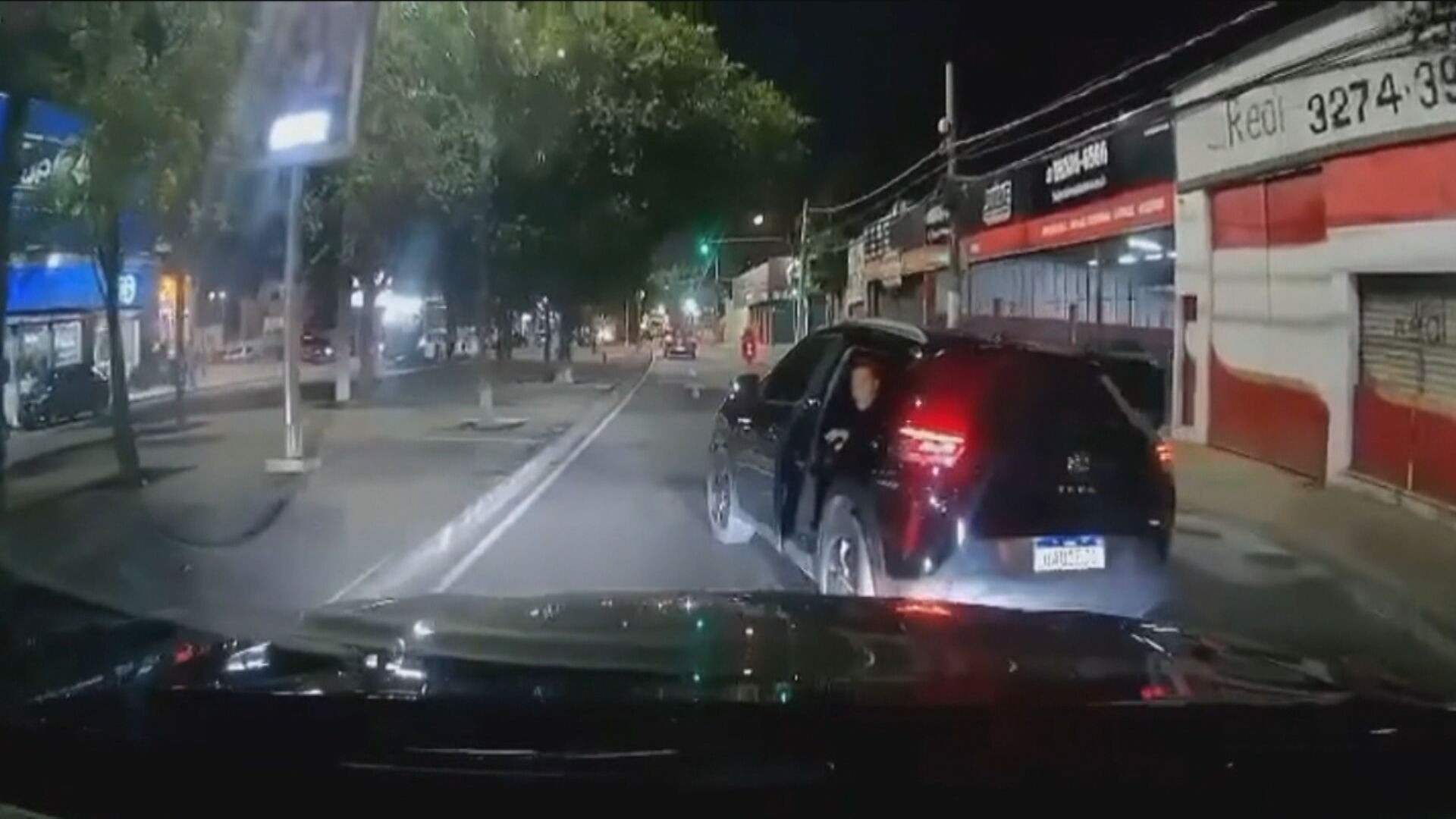 Motorista de carro blindado escapa de assalto em Cascadura, na Zona Norte do Rio; vídeo 