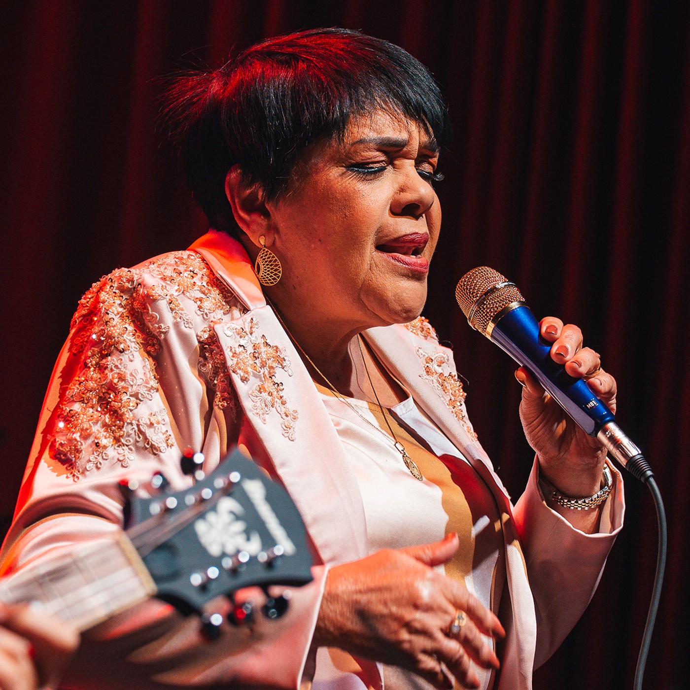 Rosa Passos ‘quebra tudo’ ao irmanar Caymmi, Djavan, Noel e Tom Jobim na sofisticação do show ‘Suíte brasileira’
