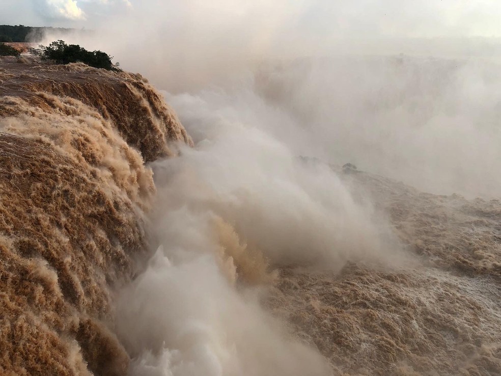 Cataratas do Iguaçu estão com vazão 16 vezes acima do normal — Foto: Gilvana Giombelli/g1 Paraná