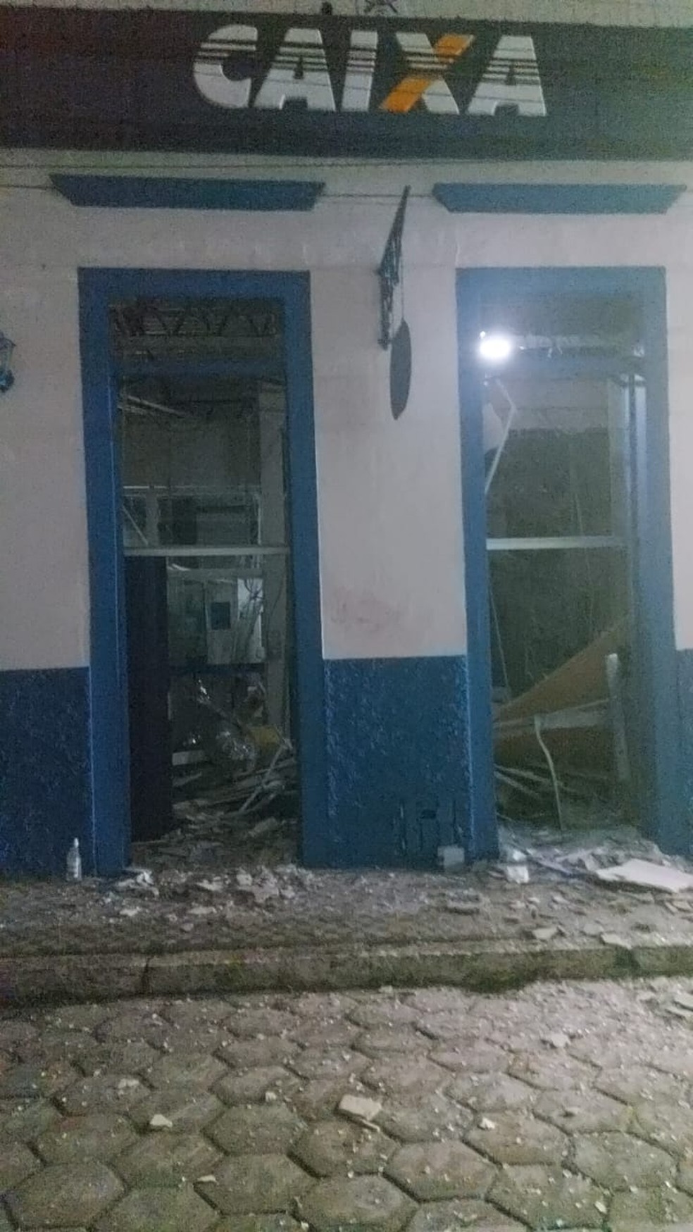 Criminosos explodem agências bancárias em Paraibuna — Foto: Reprodução