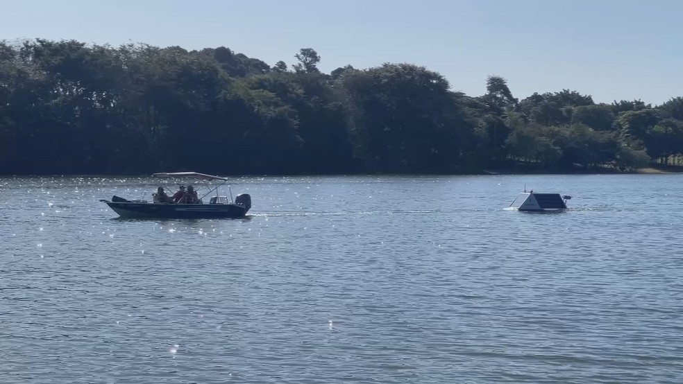 3 de 3
Boias inteligentes s&atilde;o instaladas para combater prolifera&ccedil;&atilde;o de algas em bra&ccedil;o do Rio Tiet&ecirc; em Sabino &mdash; Foto: TV TEM/Reprodu&ccedil;&atilde;o