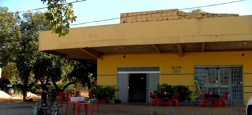 Frente da loja que estoque foi todo levado durante assalto — Foto: Reprodução/ Tv Anhanguera