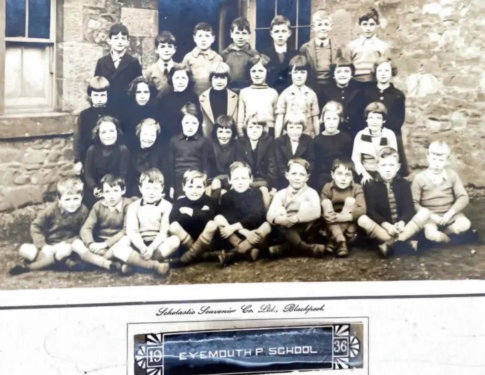Alistair Dougal localizou outros dois integrantes da foto de turma que ainda estavam vivos  Foto: Scholastic Souvenir Company