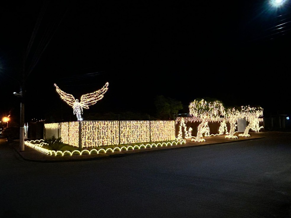 Casa é iluminada com mais de 15 mil luzes. — Foto: Juliana e Ivan Karnopp