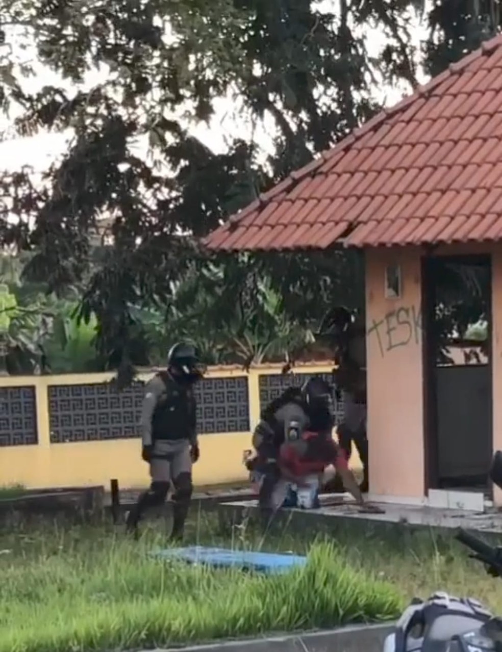 Policial militar aparece em vídeo com os braços no pescoço de homem durante abordagem — Foto: Reprodução