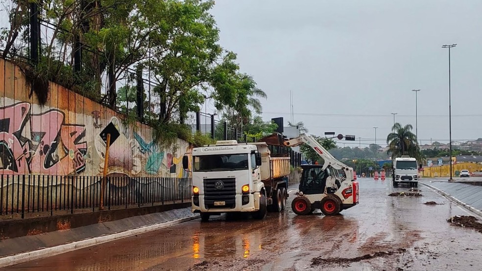 1 de 3
Fortes chuvas causam alagamento e quedas de árvores em Bauru (SP) — Foto: Prefeitura de Bauru