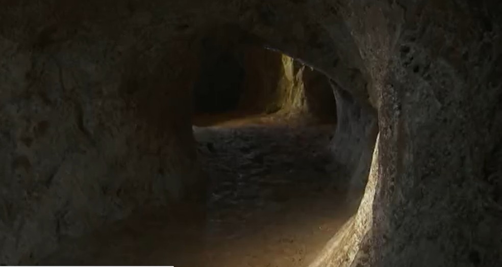 Imagem do interior da paleotoca de Caeté — Foto: Reprodução/TV Globo