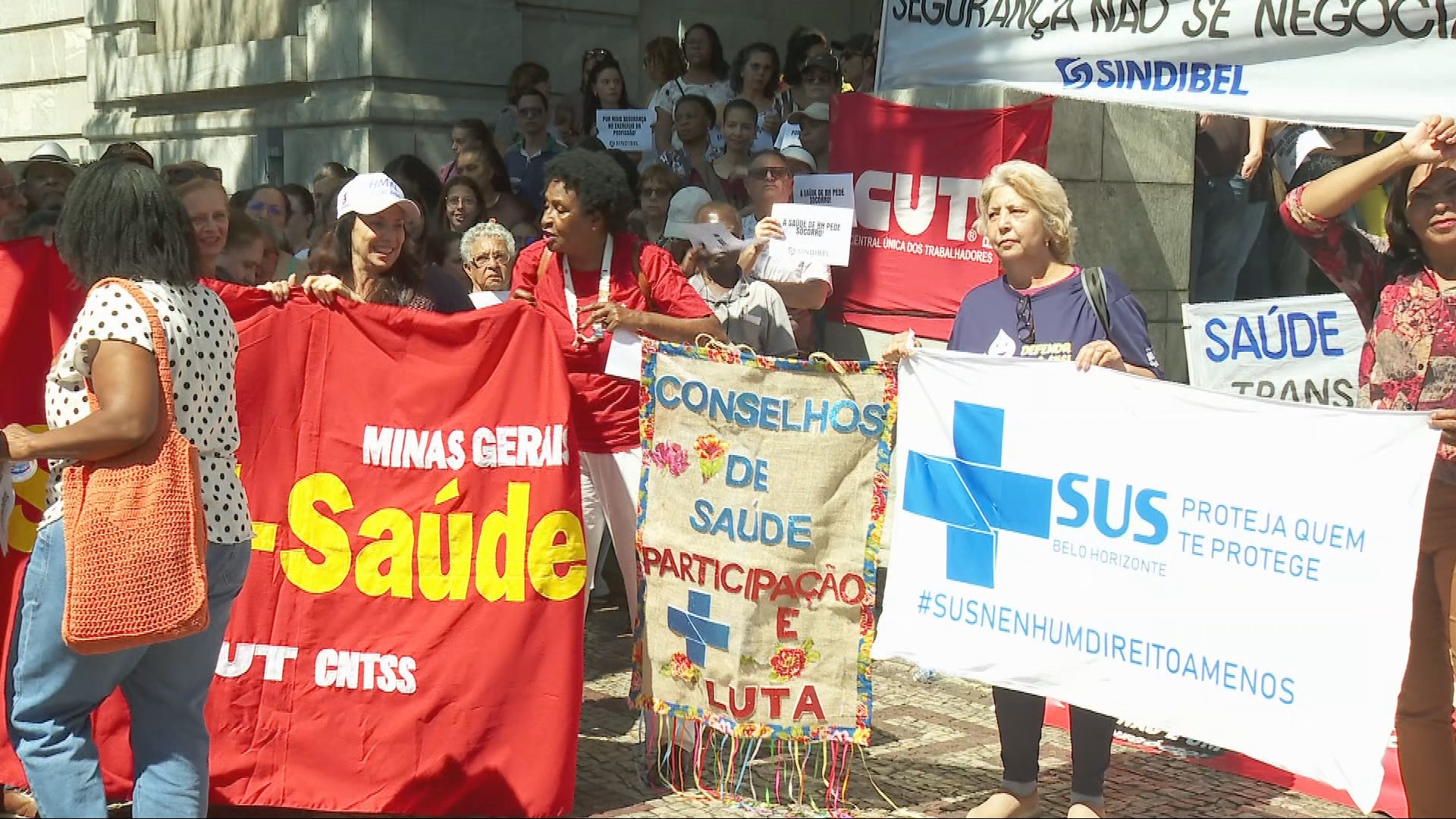 Servidores da saúde em BH protestam contra 700 cortes no setor e convocam paralisação