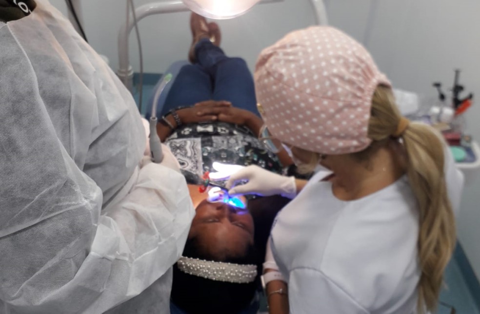 Mulher recebe atendimento odontológico gratuito por meio de programa para pessoas em situação de vulnerabilidade, no DF — Foto: Divulgação