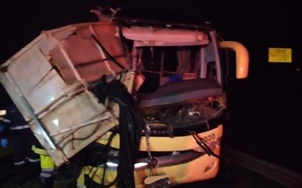 Acidente entre ônibus e carreta deixa 1 morto na SP-330 em Santa Rita do Passa Quatro — Foto: Artesp/Reprodução