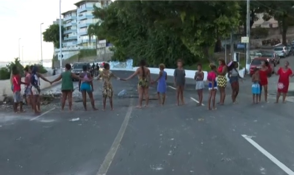 Moradores da Gamboa fizeram um protesto na Avenida Lafayete Coutinho, mais conhecida como Avenida Contorno — Foto: Reprodução/TV Bahia