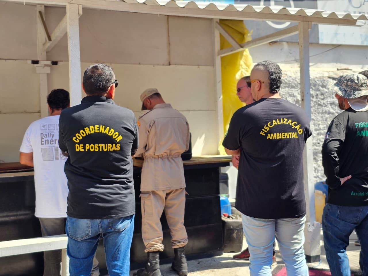 Depósito de combustíveis irregular é interditado em Arraial do Cabo