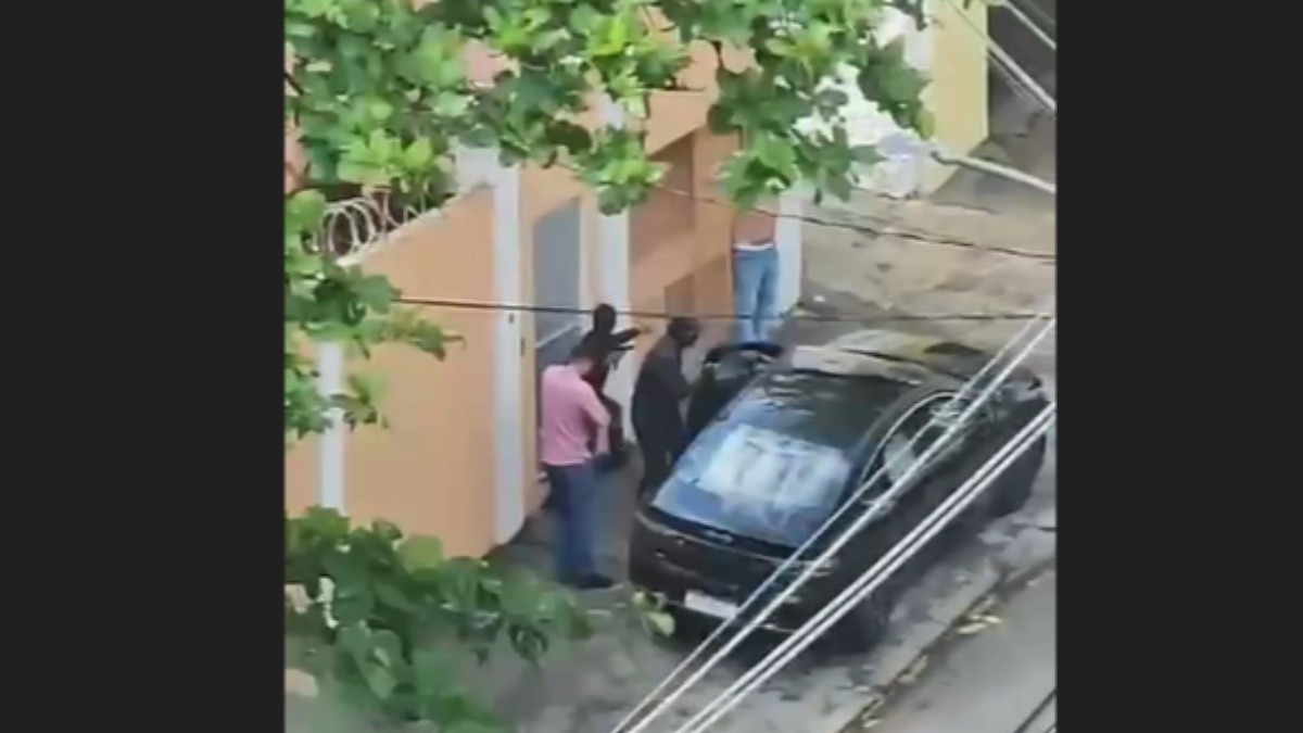 VÍDEO: Criminosos armados rendem vítimas em sequência em rua do Méier