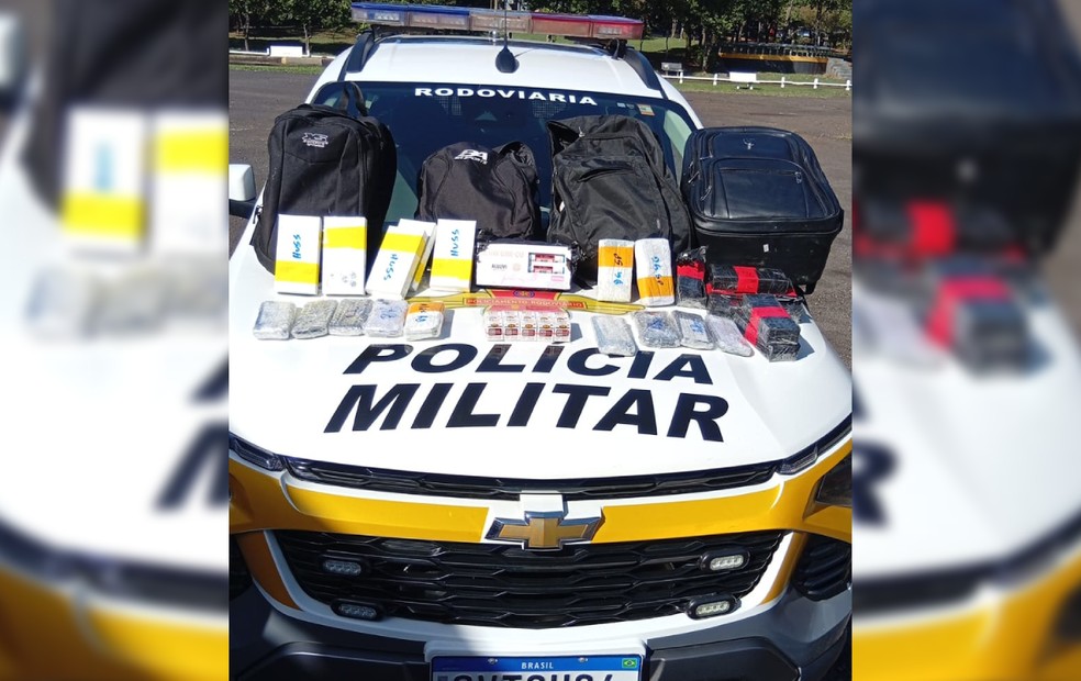1 de 2
Polícia apreende remédios irregulares e celulares contrabandeados em Assis — Foto: Polícia Rodoviária/Divulgação