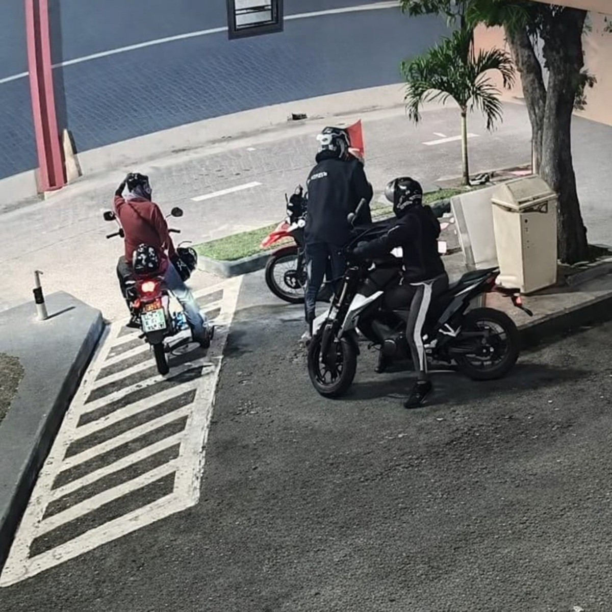 Motocicleta é roubada em estacionamento de rede de fast food em Cabo Frio; imagens viralizam um mês depois
