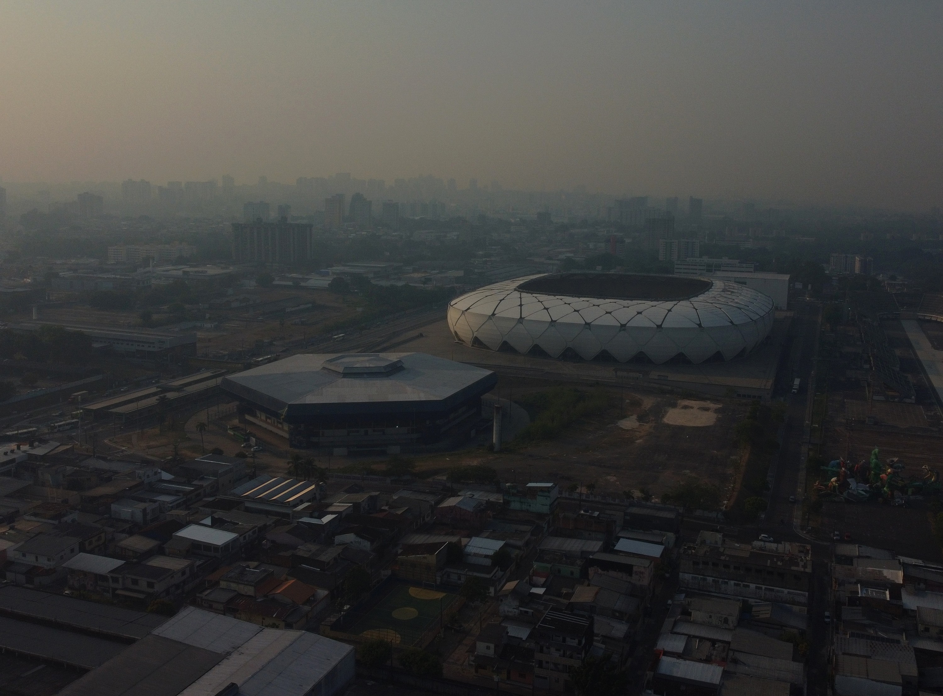 Fumaça de queimadas florestais encobre a cidade de Manaus (AM), deixando a qualidade do ar em nível péssimo na capital e nas cidades da região metropolitana, nesta sexta-feira, 9 de outubro de 2026. — Foto: EDMAR BARROS/ATO PRESS/ESTADÃO CONTEÚDO