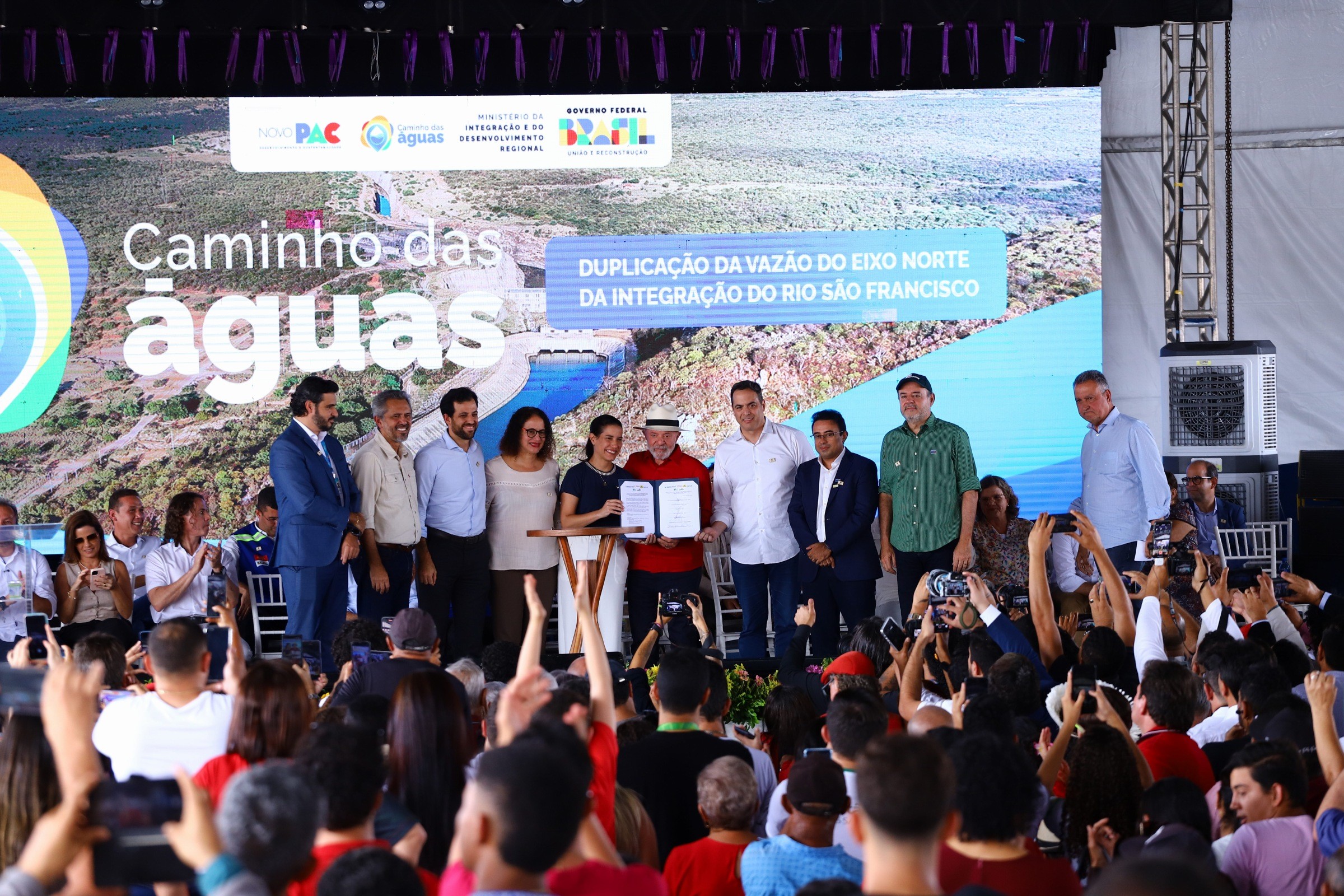 Lula assina ordem de serviço para obras de ampliação no projeto de transposição do Rio São Francisco em  Salgueiro